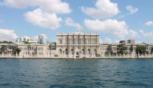 Man armed with an automatic weapon and a bomb detained outside Istanbul palace