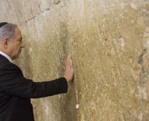 Netanyahu visits Western Wall for a prayer of thanks after winning reelection