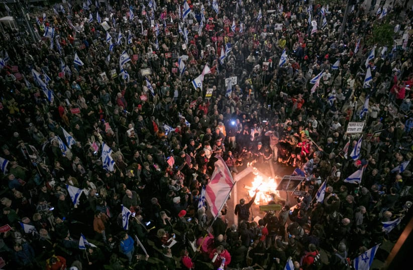 Tens of thousands protest Netanyahu government, call for elections